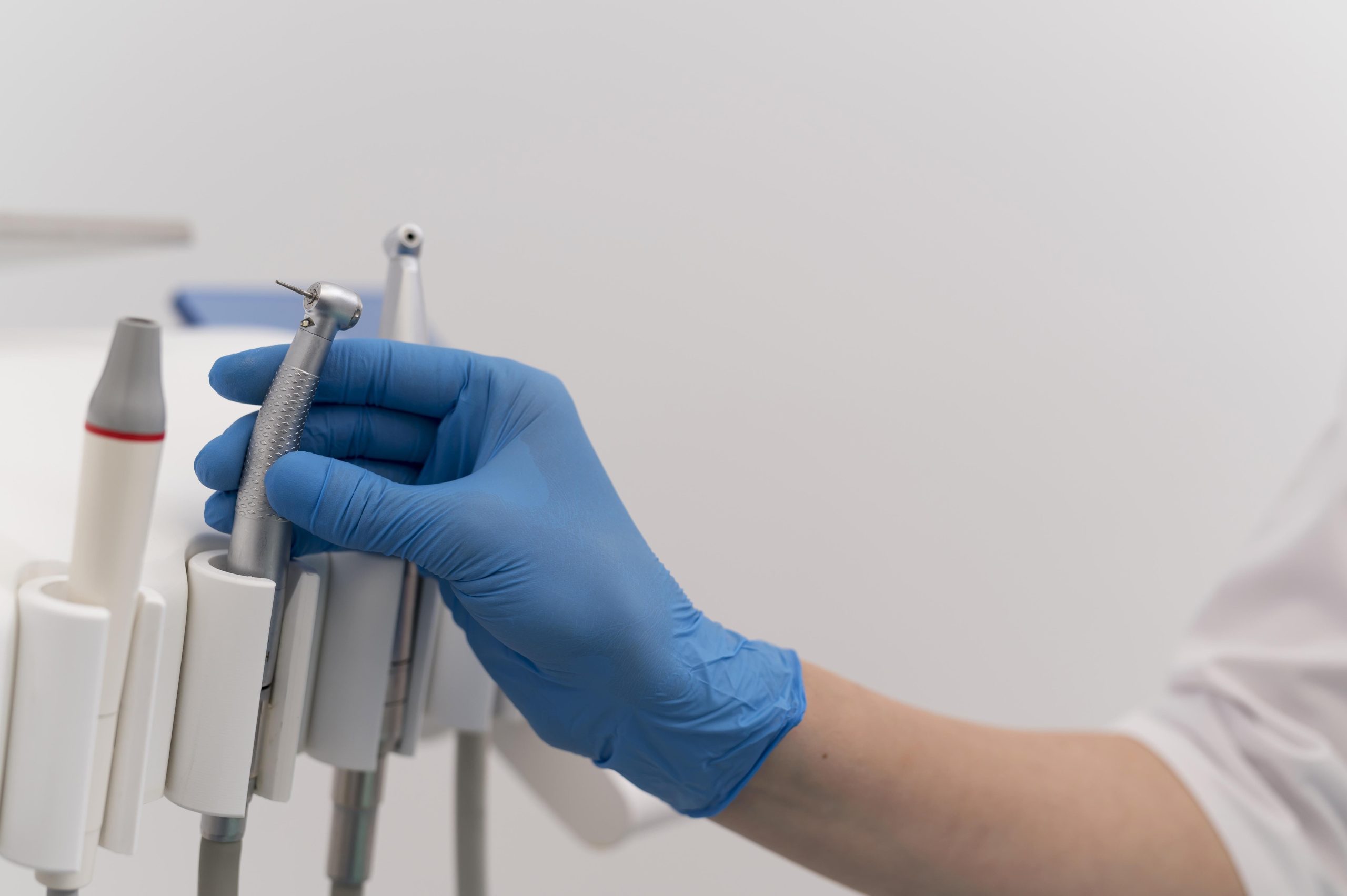 ortodoncista-con-guantes-de-latex-manipulando-equipos-dentales