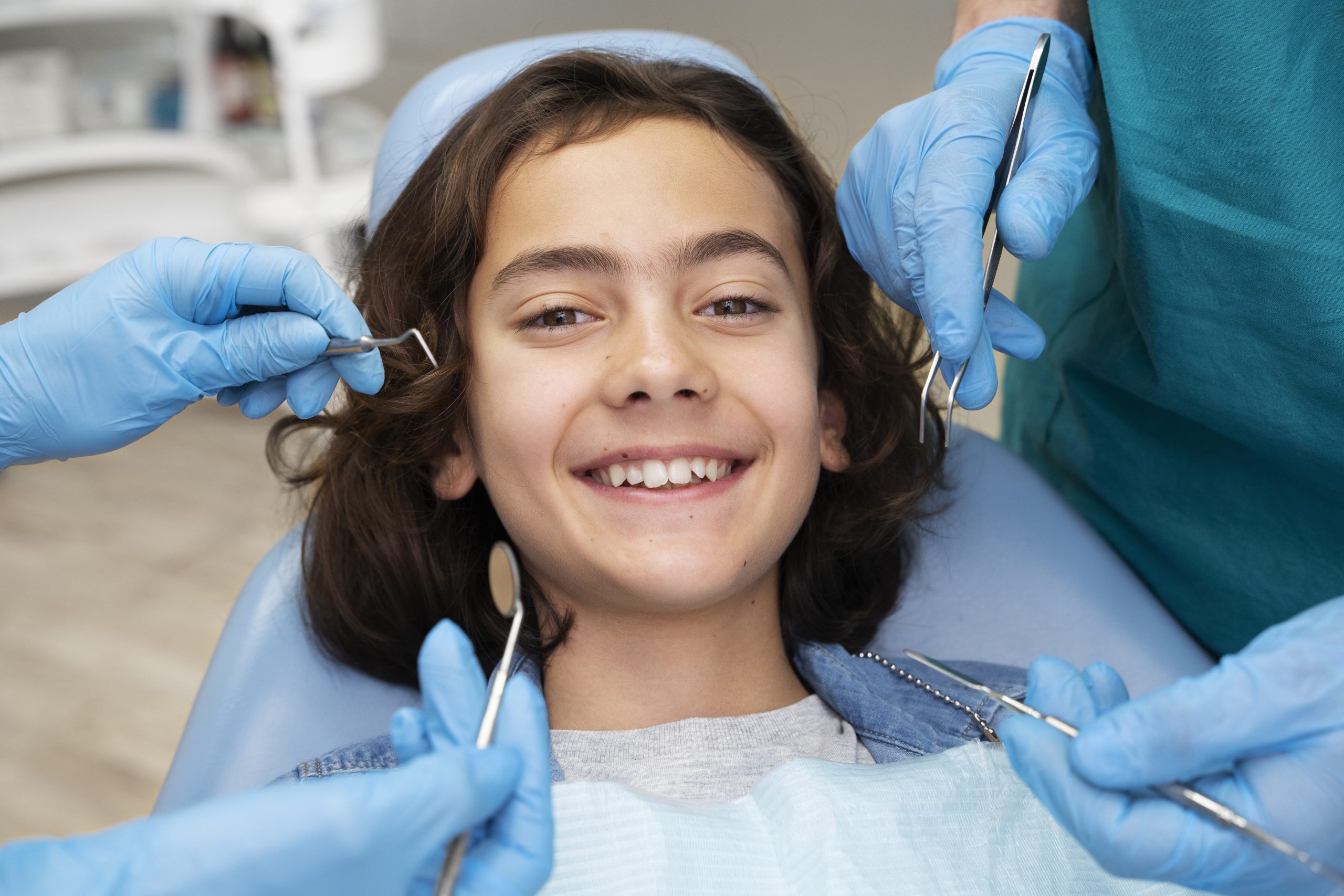 primer-plano-de-nino-en-el-dentista